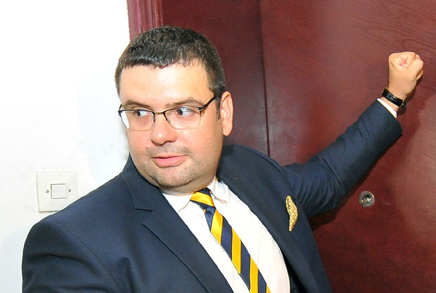 СУКОБ У ЈАВНОБЕЛЕЖНИЧКОЈ КАНЦЕЛАРИЈИ: Севале песнице нотара и адвоката
